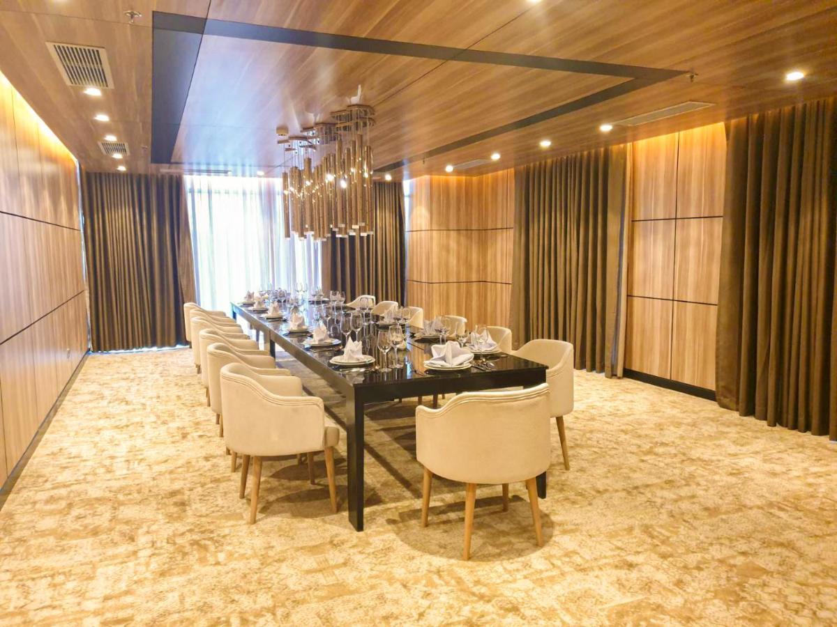 Diamond Stars Ben Tre Hotel Exteriér fotografie A private dining room at the restaurant