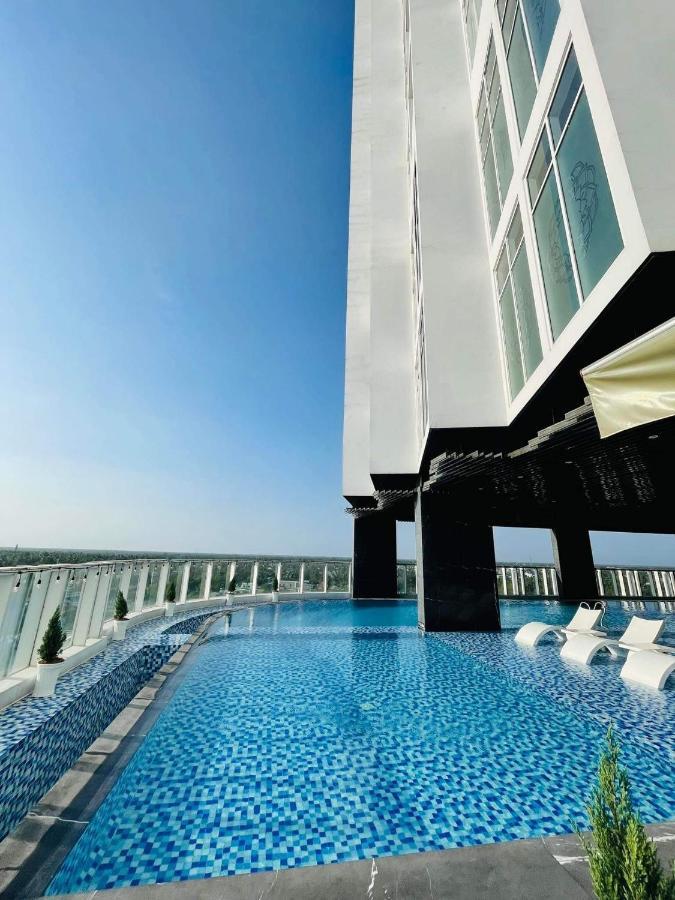 Diamond Stars Ben Tre Hotel Exteriér fotografie The pool at the 360° Sky Bar
