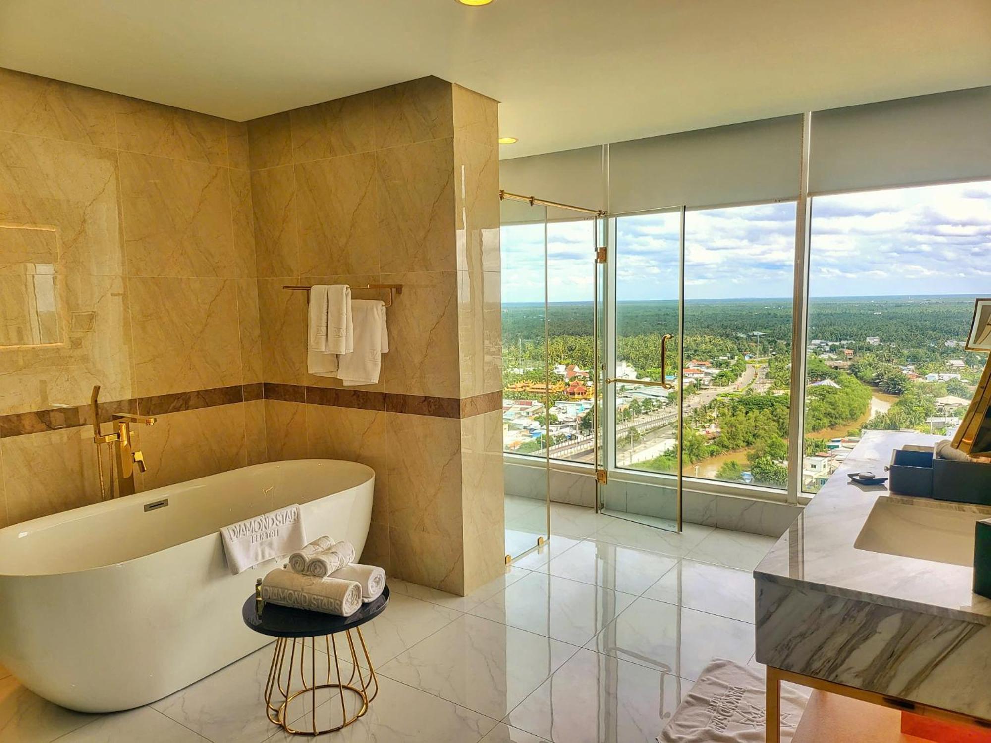 Diamond Stars Ben Tre Hotel Exteriér fotografie Bathroom of a suite at the hotel