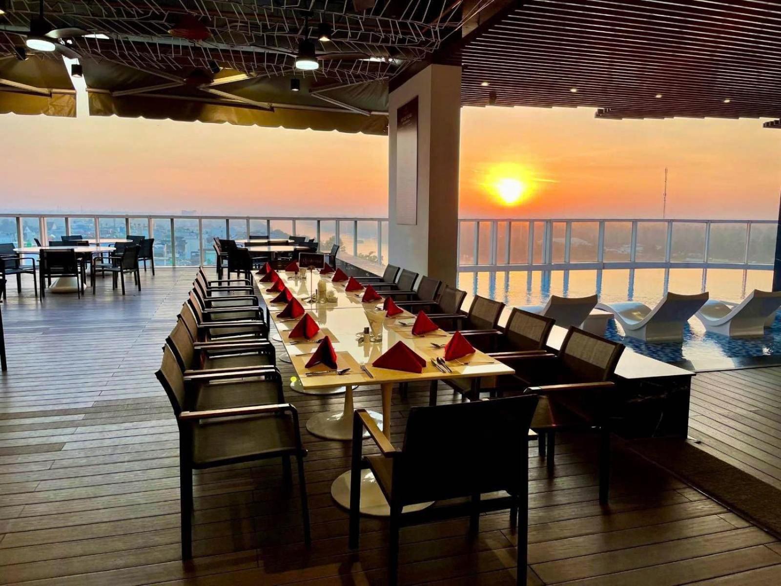 Diamond Stars Ben Tre Hotel Exteriér fotografie Sunset at the Sky Bar